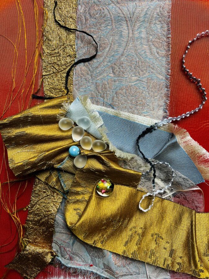 Composition assemblage tissus haute couture et tissus d’ameublement sur soie tendue.